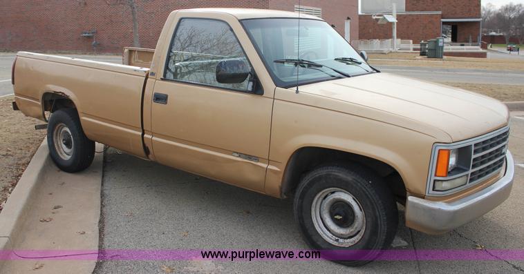 image for item J2333 1988 Chevrolet Silverado 1500 pickup truck