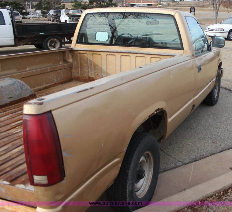image for item J2333 1988 Chevrolet Silverado 1500 pickup truck