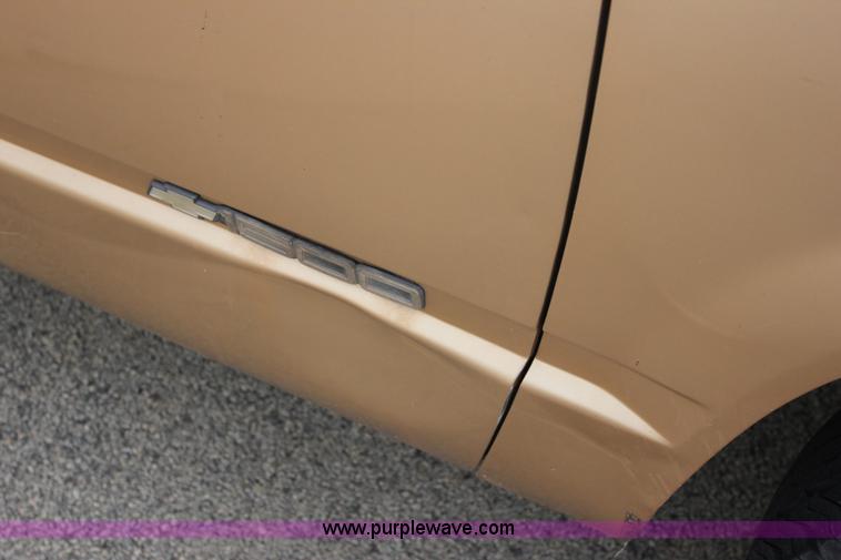 image for item J2333 1988 Chevrolet Silverado 1500 pickup truck