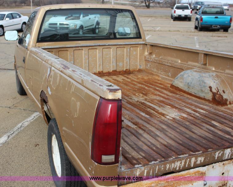 image for item J2333 1988 Chevrolet Silverado 1500 pickup truck