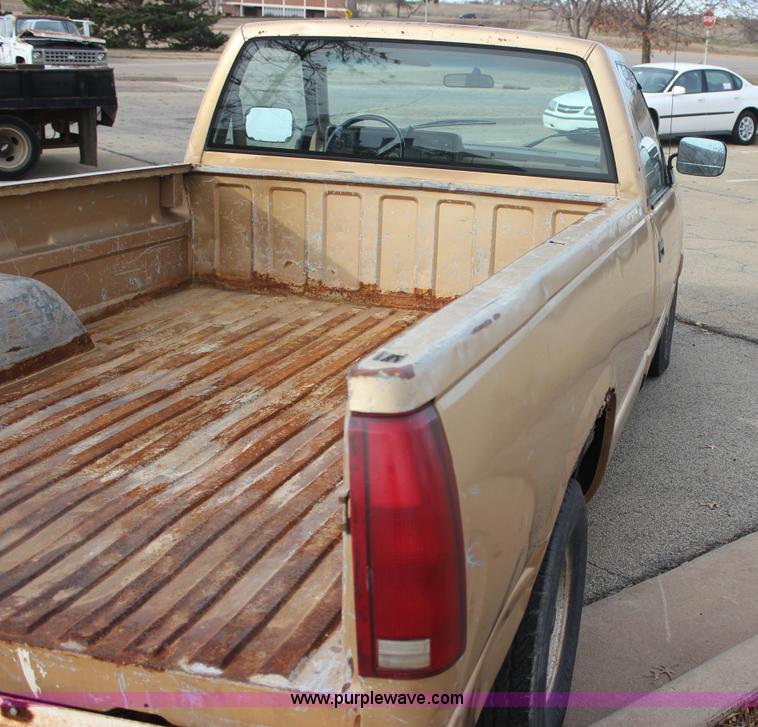 image for item J2333 1988 Chevrolet Silverado 1500 pickup truck