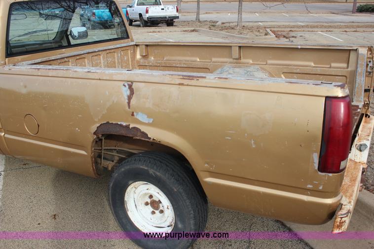 image for item J2333 1988 Chevrolet Silverado 1500 pickup truck
