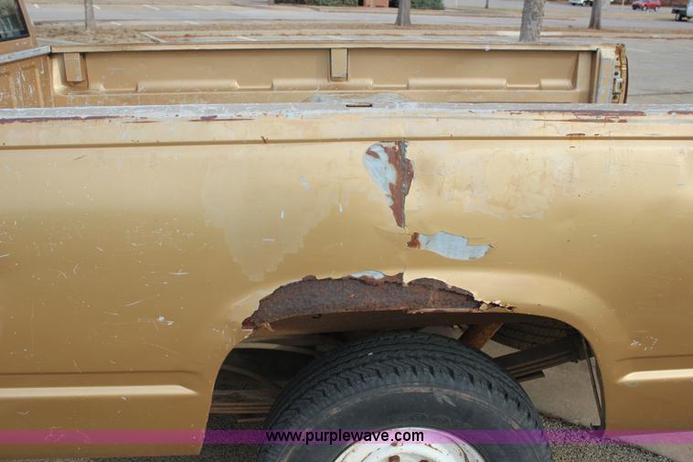 image for item J2333 1988 Chevrolet Silverado 1500 pickup truck