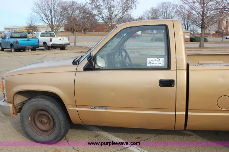 image for item J2333 1988 Chevrolet Silverado 1500 pickup truck