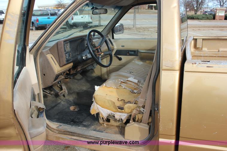 image for item J2333 1988 Chevrolet Silverado 1500 pickup truck