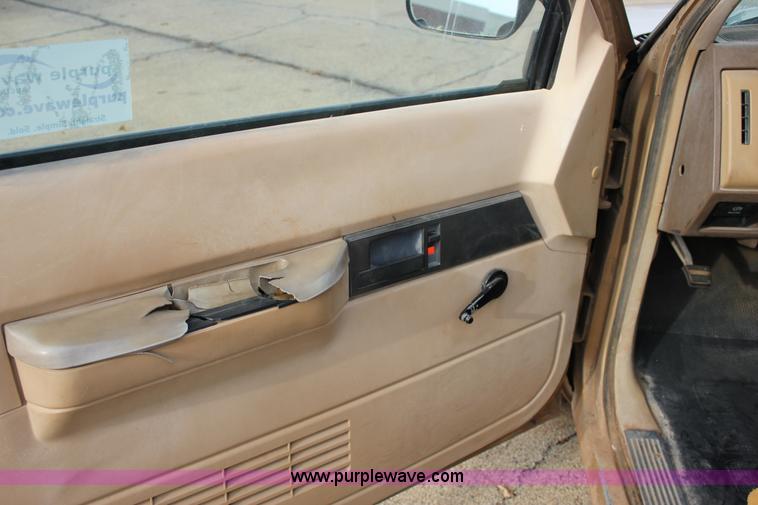 image for item J2333 1988 Chevrolet Silverado 1500 pickup truck
