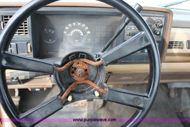 image for item J2333 1988 Chevrolet Silverado 1500 pickup truck