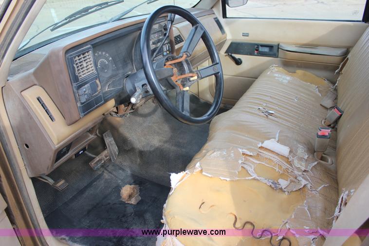 image for item J2333 1988 Chevrolet Silverado 1500 pickup truck