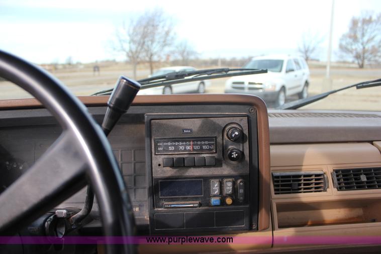 image for item J2333 1988 Chevrolet Silverado 1500 pickup truck