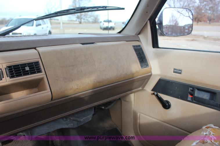 image for item J2333 1988 Chevrolet Silverado 1500 pickup truck