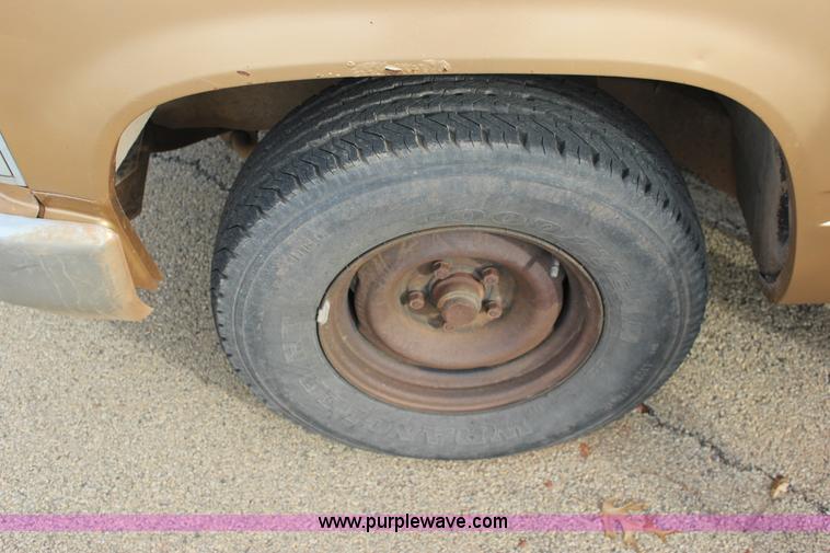 image for item J2333 1988 Chevrolet Silverado 1500 pickup truck