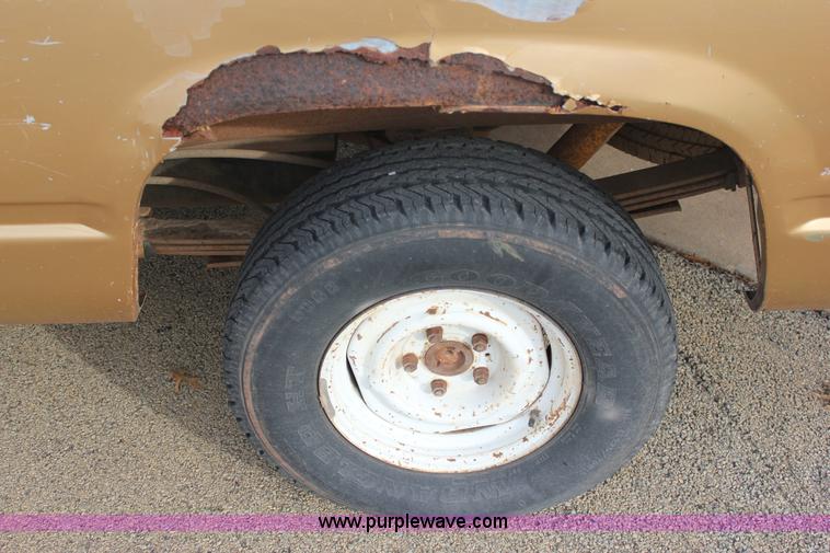 image for item J2333 1988 Chevrolet Silverado 1500 pickup truck