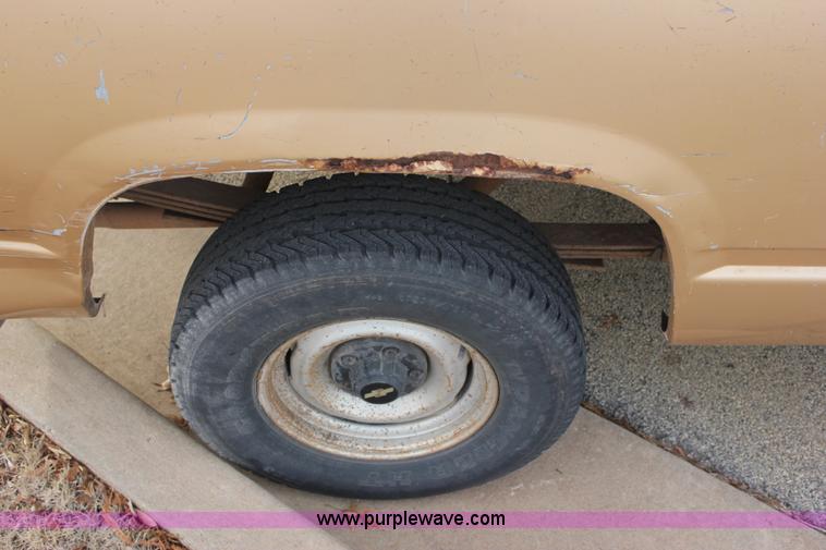 image for item J2333 1988 Chevrolet Silverado 1500 pickup truck