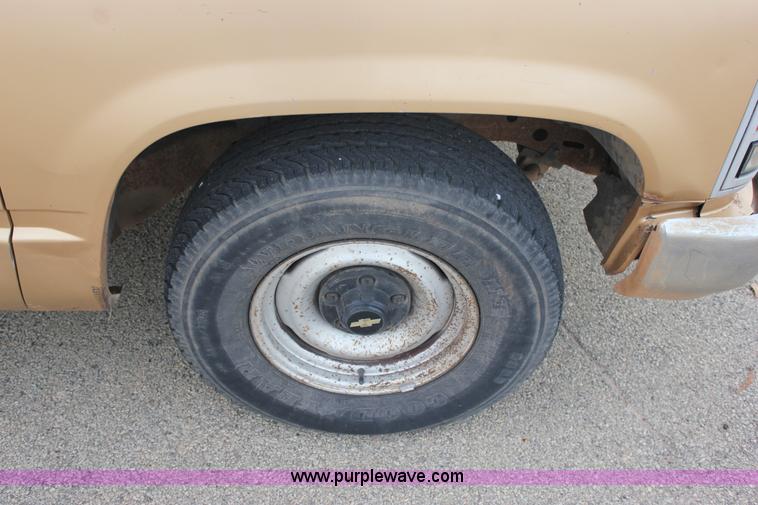 image for item J2333 1988 Chevrolet Silverado 1500 pickup truck