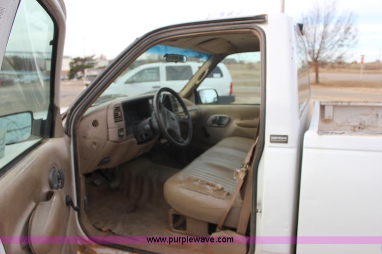 image for item J2334 1995 Chevrolet Silverado 2500 pickup truck
