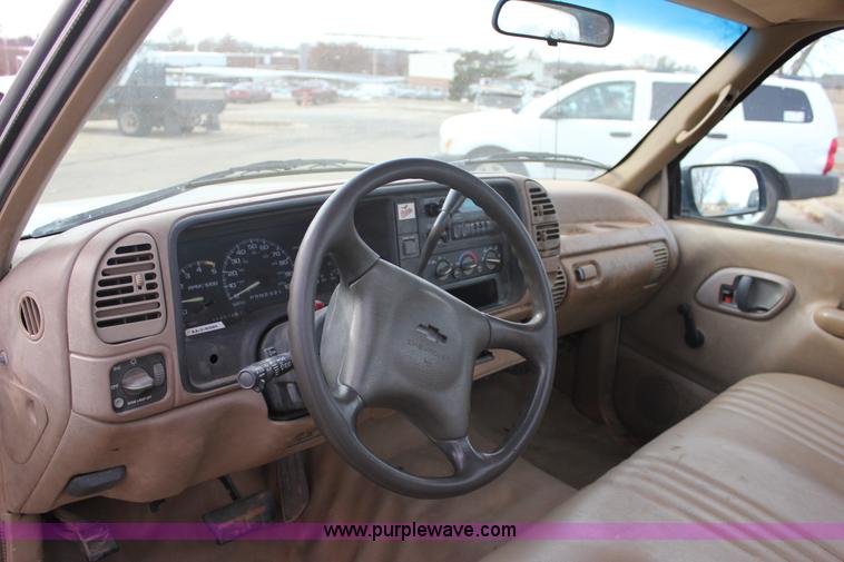 image for item J2334 1995 Chevrolet Silverado 2500 pickup truck
