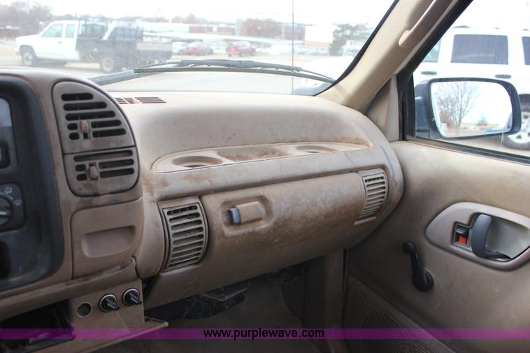 image for item J2334 1995 Chevrolet Silverado 2500 pickup truck