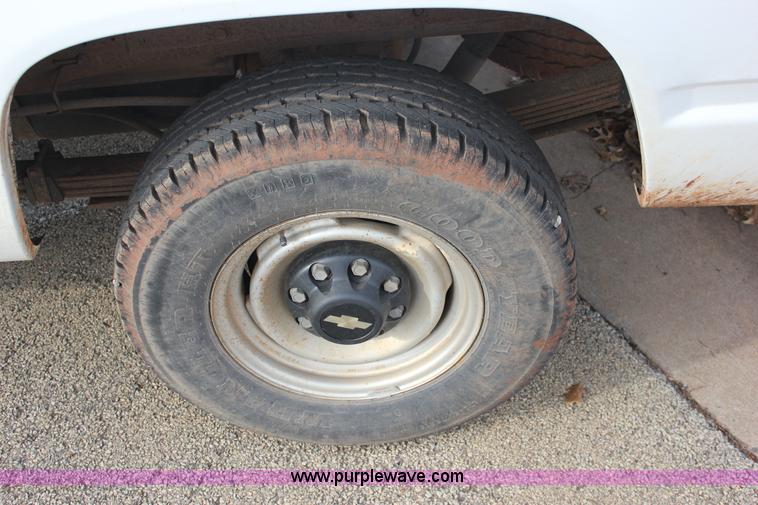 image for item J2334 1995 Chevrolet Silverado 2500 pickup truck