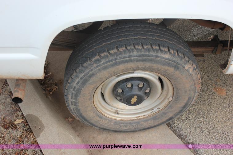 image for item J2334 1995 Chevrolet Silverado 2500 pickup truck