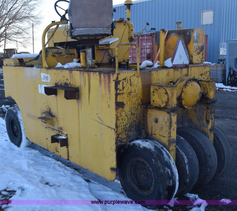 image for item E6065 Galion pneumatic roller