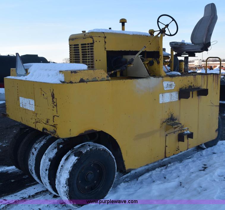 image for item E6065 Galion pneumatic roller