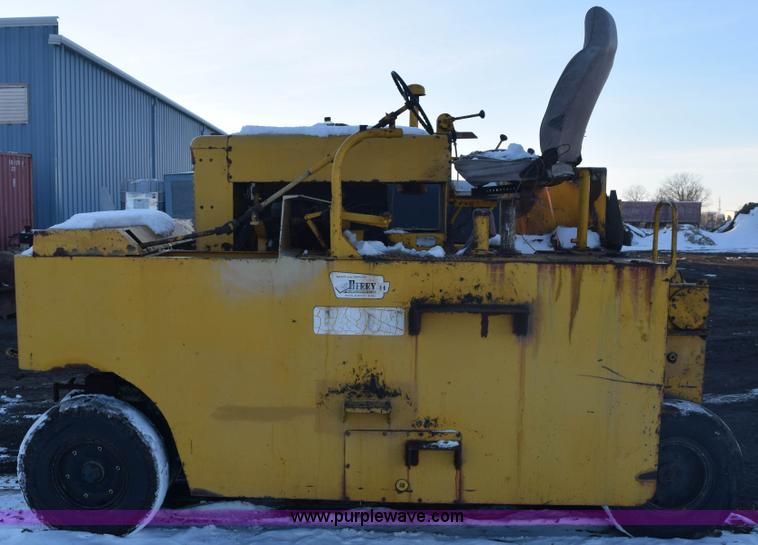 image for item E6065 Galion pneumatic roller