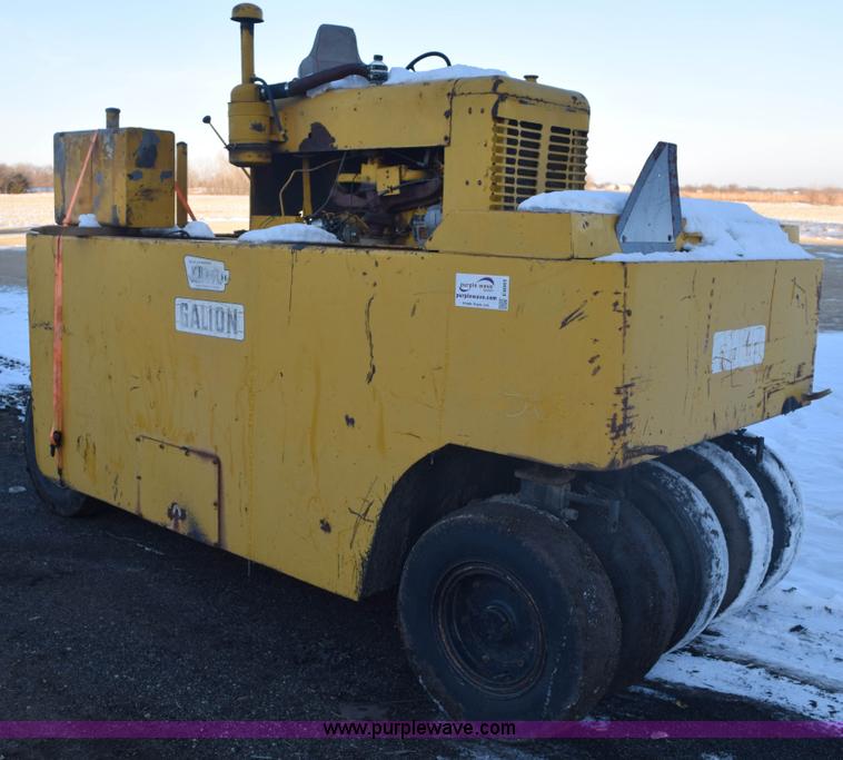 image for item E6065 Galion pneumatic roller