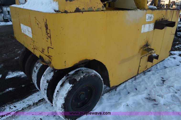 image for item E6065 Galion pneumatic roller