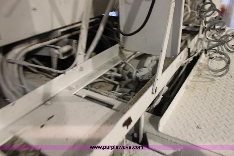 image for item F3420 1985 Am General M931 semi truck