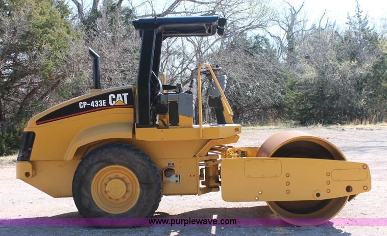 image for item H5719 2003 Caterpillar CS-433C single drum vibratory roller