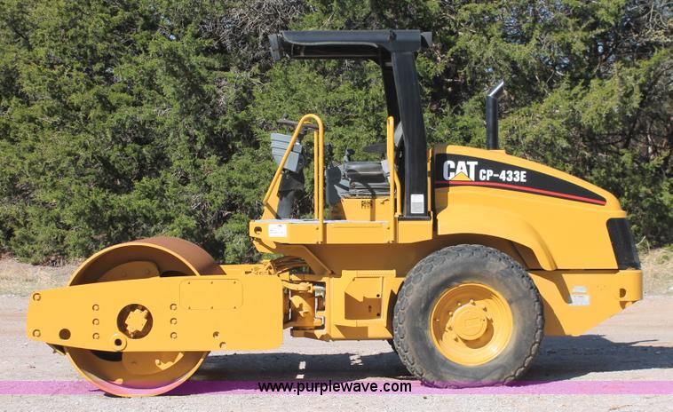image for item H5719 2003 Caterpillar CS-433C single drum vibratory roller