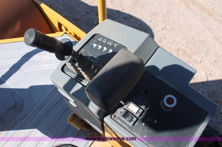 image for item H5719 2003 Caterpillar CS-433C single drum vibratory roller