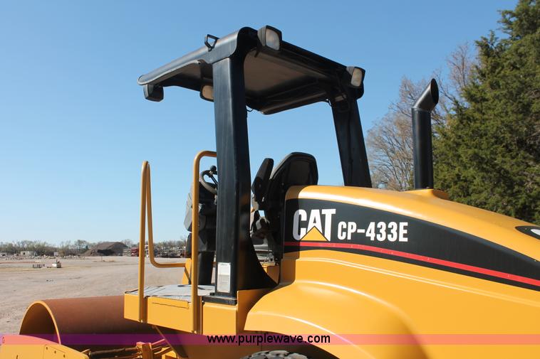 image for item H5719 2003 Caterpillar CS-433C single drum vibratory roller