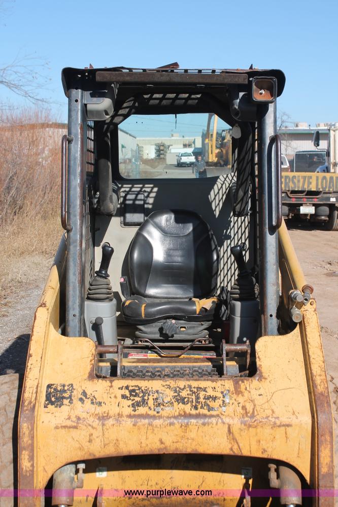 image for item H5969 2001 Caterpillar 226 skid steer
