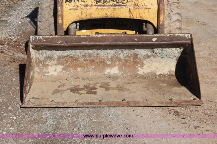 image for item H5969 2001 Caterpillar 226 skid steer