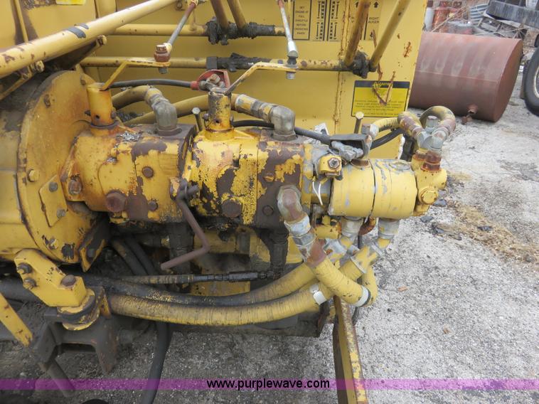 image for item I2433 1989 Caterpillar AP-200 asphalt paver