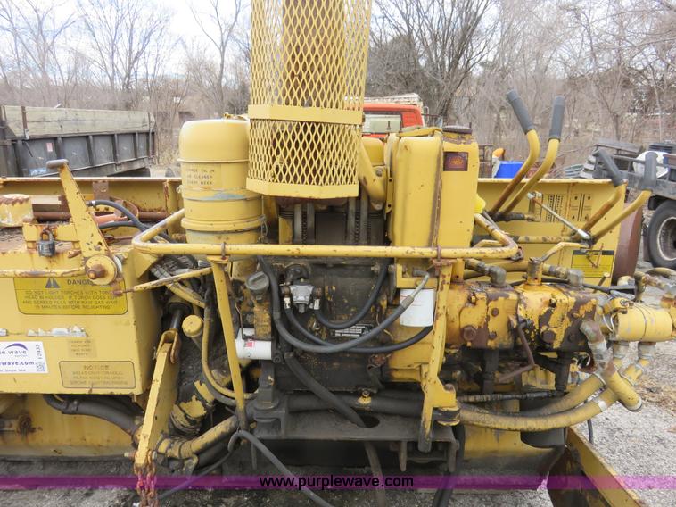 image for item I2433 1989 Caterpillar AP-200 asphalt paver