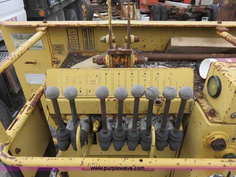 image for item I2433 1989 Caterpillar AP-200 asphalt paver