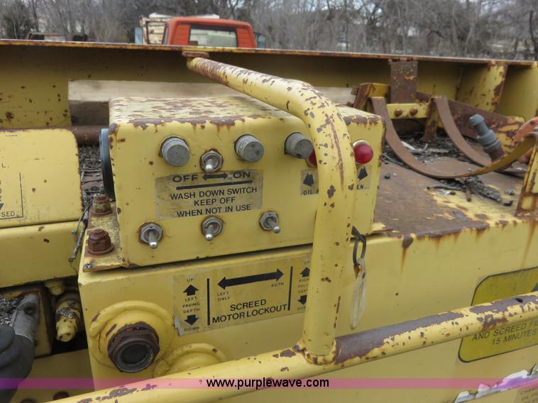 image for item I2433 1989 Caterpillar AP-200 asphalt paver