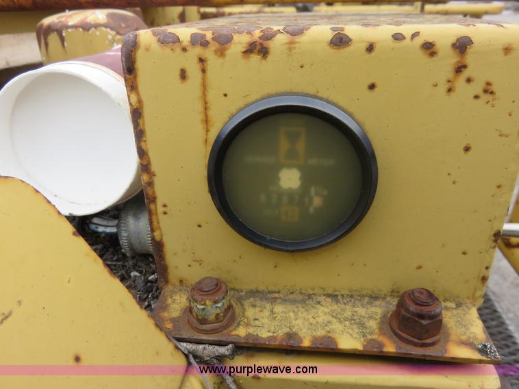 image for item I2433 1989 Caterpillar AP-200 asphalt paver