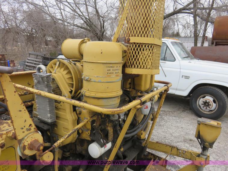 image for item I2433 1989 Caterpillar AP-200 asphalt paver