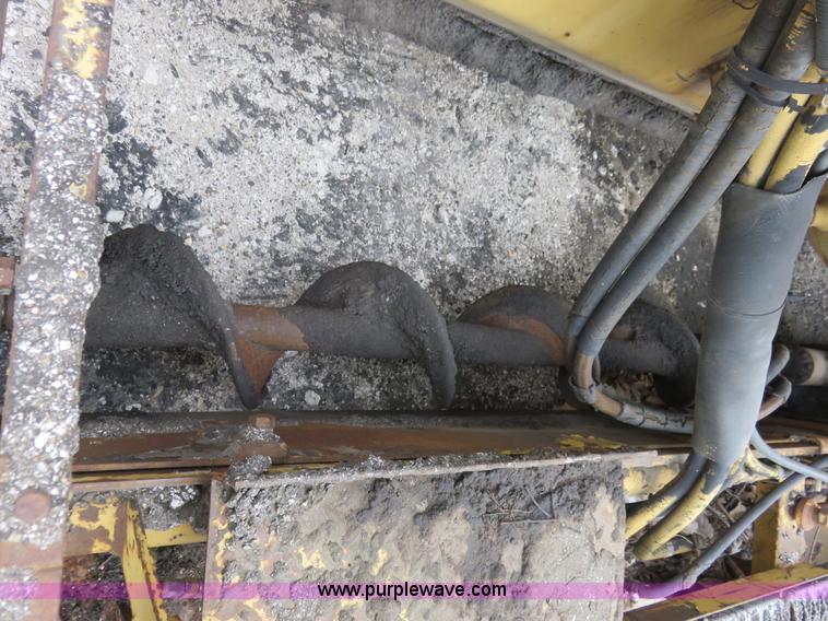 image for item I2433 1989 Caterpillar AP-200 asphalt paver