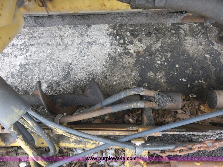 image for item I2433 1989 Caterpillar AP-200 asphalt paver