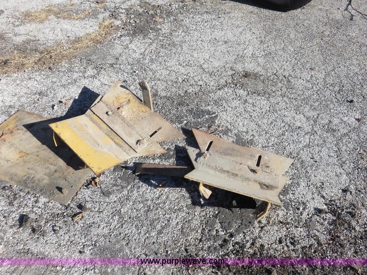 image for item I2433 1989 Caterpillar AP-200 asphalt paver