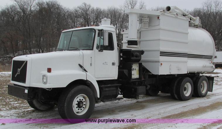 image for item I4086 1998 Volvo WG 64 Jetter vacuum truck