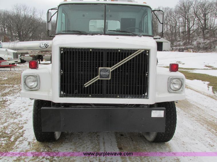 image for item I4086 1998 Volvo WG 64 Jetter vacuum truck