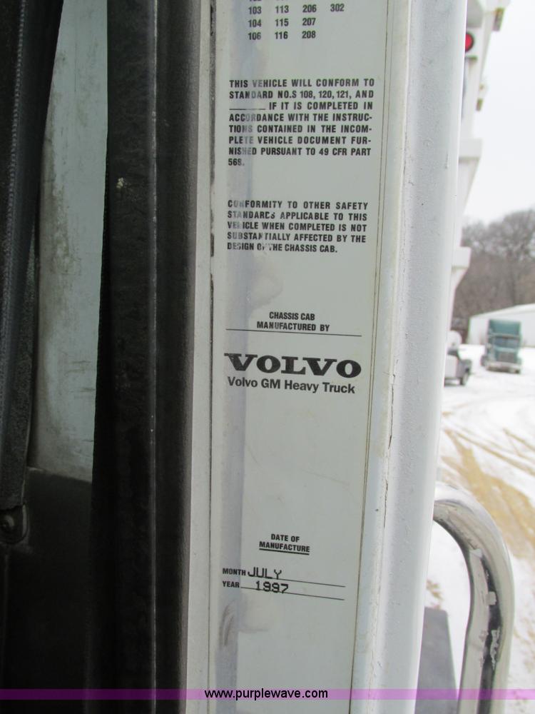 image for item I4086 1998 Volvo WG 64 Jetter vacuum truck