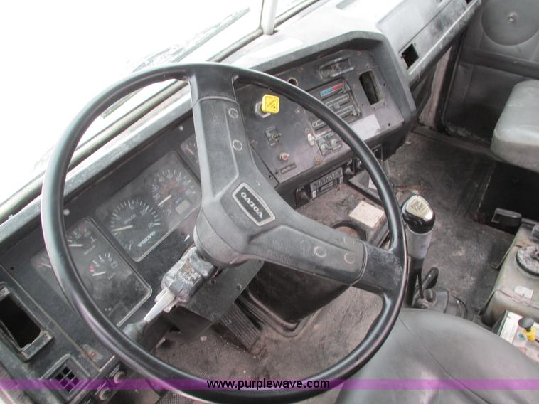 image for item I4086 1998 Volvo WG 64 Jetter vacuum truck