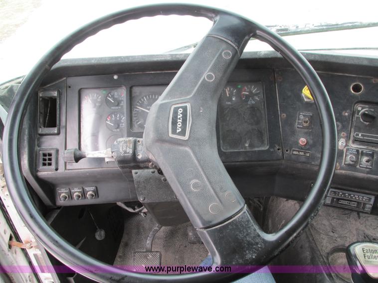 image for item I4086 1998 Volvo WG 64 Jetter vacuum truck