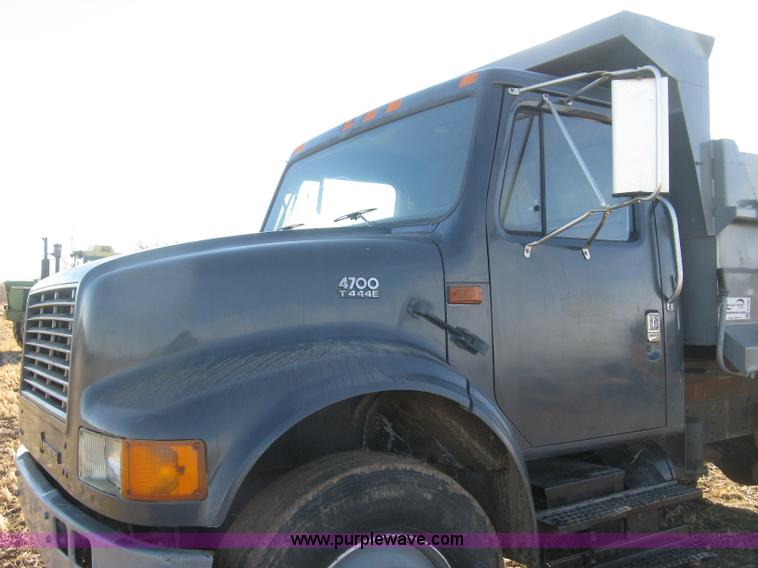 image for item K2782 1995 International 4700 dump truck